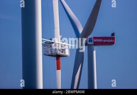 Dummerstorf, Deutschland. Mai 2020. Spezialisten warten ein Rotorblatt aus einem Maschinenhaus an einer Windenergieanlage des Betreibers Wind-Projekt. Die Nordex-Turbinen wurden 2018 errichtet und haben einen Rotordurchmesser von 131 Metern. Quelle: Jens Büttner/dpa-Zentralbild/dpa/Alamy Live News Stockfoto