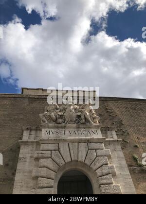 Vatikanstadt, Vatikan - 20. Mai 2019: Außenansicht des Haupteingangs zum Vatikanischen Museum mit blauem Himmel und weißen Wolken Stockfoto