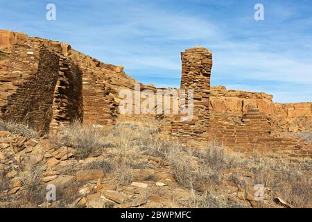 NM00410-00...NEW MEXICO - einige der wenigen noch verbliebenen Mauern des großen Hauses Wijiji, im Chaco Culture National Historical Park; Weltkulturerbe. Stockfoto