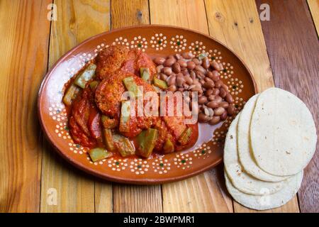 Traditionelle mexikanische Garnelen Tortitas mit Nopales Kaktus Stockfoto