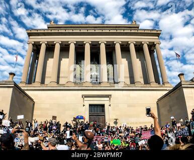 Protestler, die gegen den Mord an George Floyd durch die Polizei marschieren, versammeln sich im Freimaurer-Tempel, Washington, DC, USA, Juni 2020 Stockfoto
