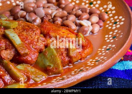 Traditionelle mexikanische Garnelen Tortitas mit Nopales Kaktus Stockfoto