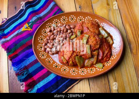 Authentische mexikanische Garnelen Tortitas mit Nopales Kaktus Stockfoto