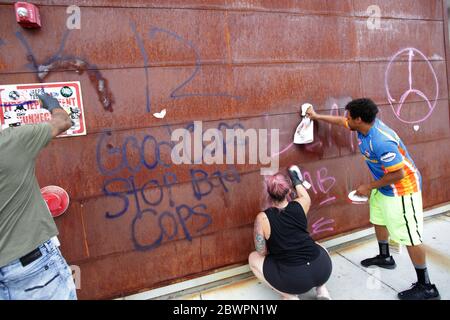 Las Vegas, Usa. Juni 2020. Las Vegas, NV - 2. Juni 2020: Mitglieder der Black Lives Matter Demonstration säubern Graffiti im Innenstadtbereich des Containerparks am 2. Juni 2020 in Las Vegas, Nevada. Quelle: Peter Noble/Der Fotozugang Quelle: Der Fotozugang/Alamy Live News Stockfoto