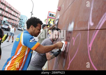 Las Vegas, Usa. Juni 2020. Las Vegas, NV - 2. Juni 2020: Mitglieder der Black Lives Matter Demonstration säubern Graffiti im Innenstadtbereich des Containerparks am 2. Juni 2020 in Las Vegas, Nevada. Quelle: Peter Noble/Der Fotozugang Quelle: Der Fotozugang/Alamy Live News Stockfoto