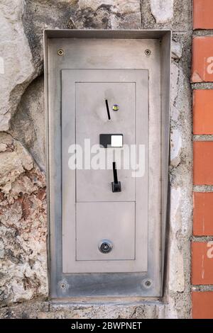 Öffentliche Toiletten Mit Münzbetrieb. Sicherheit, Lesestrom Regelung und Service. Stein und Ziegelmauer Stockfoto