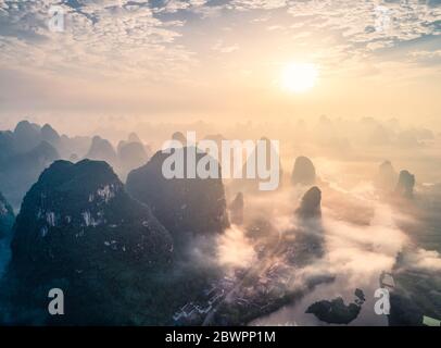 Luftaufnahme der Wolkenlandschaft über Ackerland, Fluss und Hügelwäldchen Stockfoto