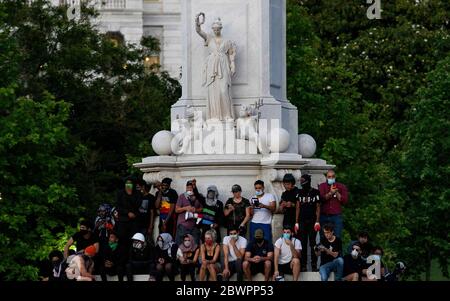 Washington DC, Washington DC, Vereinigte Staaten von Amerika. Mai 2020. DC-Demonstranten versammeln sich um das Friedensdenkmal vor dem Capitol Building, die Demonstranten sehen eine ruhigere Nacht, als sie vom weißen Haus zur Hauptstadt marschierten, die der Ausgangssperre trotzt. Kredit: Perry Aston/ZUMA Wire/Alamy Live News Stockfoto