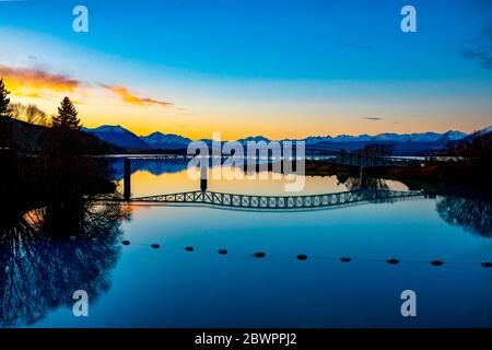 Atemberaubende Reflexionen der Lake Tekapo Fußgängerbrücke über Scott Pond bei Sonnenuntergang Stockfoto