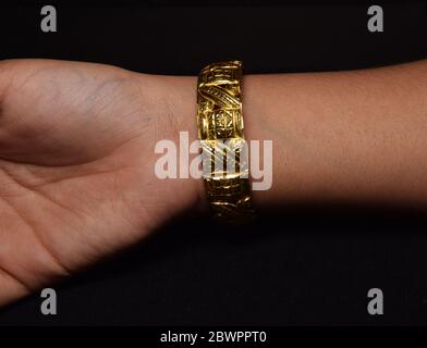 Indische Frauen oder Damen tragen Gold Armband Stockfoto