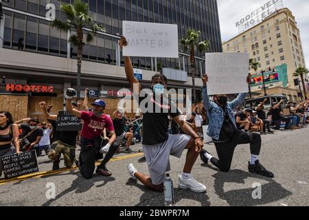 Hollywood, USA. Juni 2020. Ein großer Protest auf Hollywood Blvd. Zur Unterstützung von George Floyd, der von Minneapolis Police Department getötet wurde. 2/2020 Hollywood, CA USA (Foto: Ted Soqui/SIPA USA) Quelle: SIPA USA/Alamy Live News Stockfoto