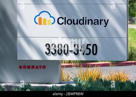 Cloudinary-Schild am Haupteingang. Cloudinary ist ein SaaS-Technologieunternehmen, das Cloud-basierte Bild- und Video-Management-Services für bereitstellt Stockfoto