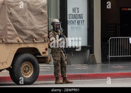 Hollywood, USA. Juni 2020. California National Guard auf Hollywood Blvd. Eingesetzt, um die touristischen Gebieten von Plündern und Randalierer zu schützen. Ein großer Protest zur Unterstützung von George Floyd, der von Minneapolis Polizeiabteilung getötet wurde, war auch in der Gegend. 2/2020 Hollywood, CA USA (Foto: Ted Soqui/SIPA USA) Quelle: SIPA USA/Alamy Live News Stockfoto