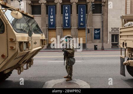 Hollywood, USA. Juni 2020. California National Guard auf Hollywood Blvd. Eingesetzt, um die touristischen Gebieten von Plündern und Randalierer zu schützen. Ein großer Protest zur Unterstützung von George Floyd, der von Minneapolis Polizeiabteilung getötet wurde, war auch in der Gegend. 2/2020 Hollywood, CA USA (Foto: Ted Soqui/SIPA USA) Quelle: SIPA USA/Alamy Live News Stockfoto