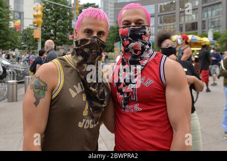 New York City, USA. Juni 2020. Protestierende mit passenden rosa Haaren posieren für ein Bild vor Trump Towers während eines marsches über den Tod von George Floyd, New York, NY, 2. Juni 2020. New York City änderte die auferlegte 11 P.M. Ausgangssperre zu 8 P.M. aufgrund der fortgesetzten randalierenden und Plünderungen der Speicher während der Proteste über George Floyds Tod an den Händen der Minneapolis-Polizei am 25. Mai. (Anthony Behar/Sipa USA) Credit: SIPA USA/Alamy Live News Stockfoto