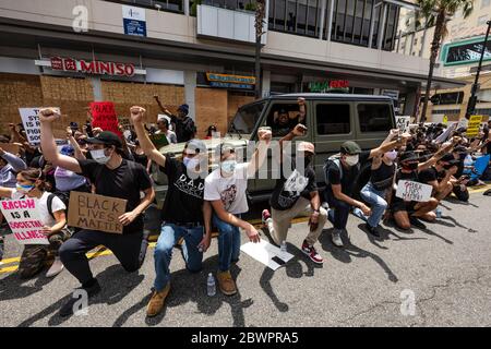 Hollywood, USA. Juni 2020. Ein großer Protest auf Hollywood Blvd. Zur Unterstützung von George Floyd, der von Minneapolis Police Department getötet wurde. 2/2020 Hollywood, CA USA (Foto: Ted Soqui/SIPA USA) Quelle: SIPA USA/Alamy Live News Stockfoto