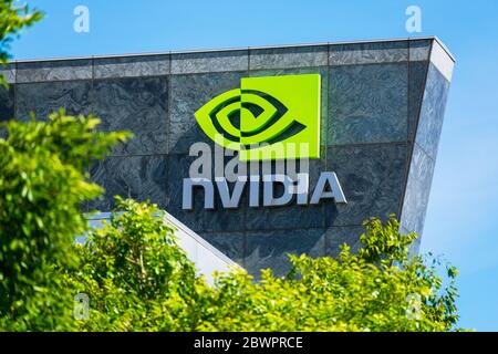 NVIDIA-Logo und -Schild am Hauptsitz. Verschwommener Vordergrund mit grünen Bäumen - Santa Clara, California, USA - 2020 Stockfoto