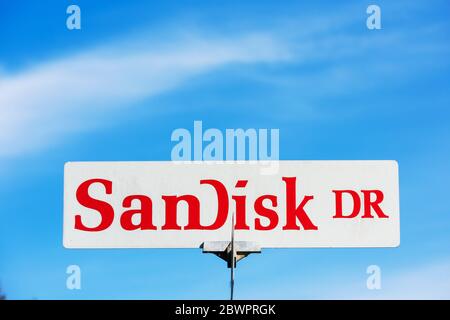 Das Straßenschild SanDisk Drive weist Besucher zur Western Digital Zentrale im Silicon Valley. SanDisk ist eine Marke von Western Digital für Flash-Speicher p Stockfoto
