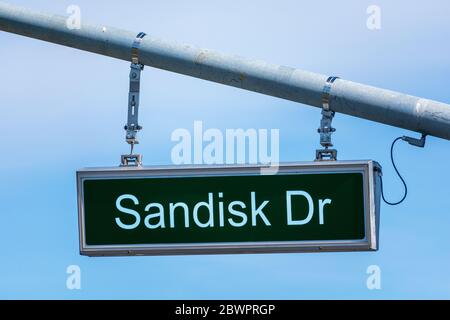 Das Straßenschild des SanDisk Drive weist auf die Western Digital-Zentrale im Silicon Valley. SanDisk ist eine Marke von Western Digital für Flash-Speicherprodukte - Stockfoto