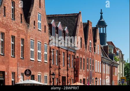 Potsdam, Deutschland. Juni 2020. Wohn- und Geschäftsgebäude in der Mittelstraße im Niederländischen Viertel. Die 134 zweistöckigen Backsteinhäuser im Quartier, die der Architekt Jan Bouman zwischen 1734 und 1742 für niederländische Einwanderer erbaut hat, sind durch die Mittelstraße und die Benkertstraße in vier Plätze unterteilt. Die Häuser bilden das größte geschlossene niederländische Gebäudeensemble außerhalb der Niederlande und sind ein Magnet für Besucher mit Kunst- und Handwerksläden, Galerien, Werkstätten, Antiquariaten, zwei Museen und Cafés. Quelle: Soeren stache/dpa-Zentralbild/ZB/dpa/Alamy Live News Stockfoto