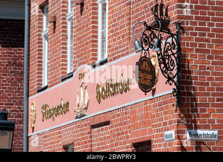 02. Juni 2020, Brandenburg, Potsdam: Wohn- und Geschäftsgebäude mit dem Restaurant 'zum Fliegenden Holländer' in der Mittelstraße/Ecke Benkertstraße im Niederländischen Viertel. Die 134 zweistöckigen Backsteinhäuser im Quartier, die der Architekt Jan Bouman zwischen 1734 und 1742 für niederländische Einwanderer errichtet hat, sind durch Mittelstraße und Benkertstraße in vier Plätze unterteilt. Die Häuser bilden das größte geschlossene niederländische Gebäudeensemble außerhalb der Niederlande und sind ein Magnet für Besucher mit Kunst- und Handwerksläden, Galerien, Werkstätten, Antiquariaten, zwei Museen und Cafés. Foto: Soeren stache/d Stockfoto