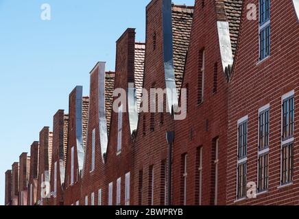 Potsdam, Deutschland. Juni 2020. Wohn- und Geschäftsgebäude in der Mittelstraße im Niederländischen Viertel. Die 134 zweistöckigen Backsteinhäuser im Quartier, die der Architekt Jan Bouman zwischen 1734 und 1742 für niederländische Einwanderer erbaut hat, sind durch die Mittelstraße und die Benkertstraße in vier Plätze unterteilt. Die Häuser bilden das größte geschlossene niederländische Gebäudeensemble außerhalb der Niederlande und sind ein Magnet für Besucher mit Kunst- und Handwerksläden, Galerien, Werkstätten, Antiquariaten, zwei Museen und Cafés. Quelle: Soeren stache/dpa-Zentralbild/ZB/dpa/Alamy Live News Stockfoto