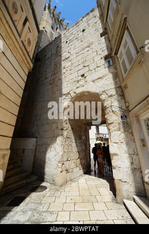 Ein Tor zum Dichletianpalast in Split, Kroatien. Stockfoto