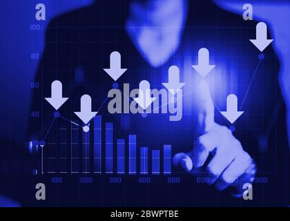 Geschäftsfrauen Hand berühren Ziel Pfeiltaste Finanzgraph Daten und Börse digitalen Diagramm Diagramm Diagramm auf dem Bildschirm anzeigen. Digitales Marketingkonzept Stockfoto