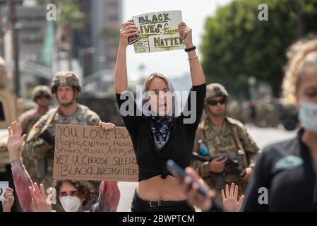 HOLLYWOOD, CA / USA - 2. JUNI 2020: Teilnehmer des marsches in Hollywood, um Gerechtigkeit für die Polizeimorde von George Floyd in Minneapolis zu bringen. Stockfoto