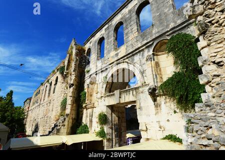 Römische Ruinen bei der Kathedrale Saint Domnius im Diokletianpalast in Split, Kroatien. Stockfoto