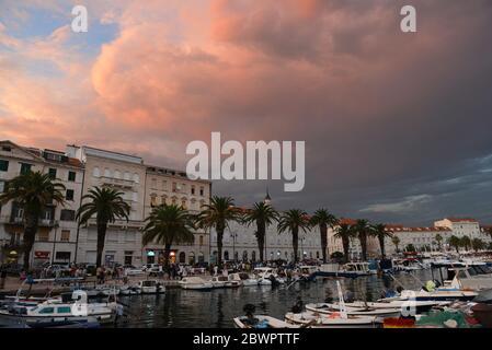 Das schöne Gebäude an der Küste in Split, Kroatien. Stockfoto