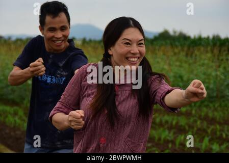 (200603) -- RUIAN, 3. Juni 2020 (Xinhua) -- Peng Xiaoying (R) und Fan Deduo genießen einen Tanz im Xia'Ao Dorf der Gemeinde Mayu, Ruian, Ostchinesische Provinz Zhejiang, 1. Juni 2020. Wenn sie mit der Arbeit auf dem Bauernhof fertig sind, haben Fan Deduo und seine Frau Peng Xiaoying ein großes Hobby - Tänze choreographieren und ausprobieren. Vor achtzehn Jahren wurde Fan bei einem Verkehrsunfall verletzt und das Trauma führte ihn zu einer Depression. 2016 hatte er sich entschieden, mit Depressionen fertig zu werden, indem er das Tanzen mit Peng lernte. Das Paar läuft jetzt einen Abend Livestream-Kanal auf Video-Sharing-Plattform Tik Tok, sh Stockfoto