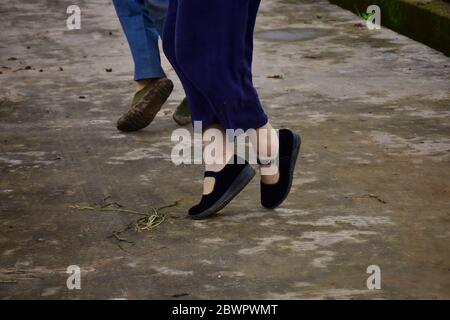 (200603) -- RUIAN, 3. Juni 2020 (Xinhua) -- Peng Xiaoying und Fan Deduo genießen einen Tanz im Xia'Ao Dorf der Gemeinde Mayu, Ruian, Ostchinesische Provinz Zhejiang, 1. Juni 2020. Wenn sie mit der Arbeit auf dem Bauernhof fertig sind, haben Fan Deduo und seine Frau Peng Xiaoying ein großes Hobby - Tänze choreographieren und ausprobieren. Vor achtzehn Jahren wurde Fan bei einem Verkehrsunfall verletzt und das Trauma führte ihn zu einer Depression. 2016 hatte er sich entschieden, mit Depressionen fertig zu werden, indem er das Tanzen mit Peng lernte. Das Paar läuft jetzt einen Abend Livestream-Kanal auf Video-Sharing-Plattform Tik Tok, showin Stockfoto