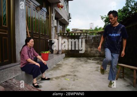 (200603) -- RUIAN, 3. Juni 2020 (Xinhua) -- Peng Xiaoying (L) und Fan Deduo choreografieren einen Tanz in ihrem Hof im Xia'AO Dorf der Gemeinde Mayu, Ruian, Ostchinesische Provinz Zhejiang, 1. Juni 2020. Wenn sie mit der Arbeit auf dem Bauernhof fertig sind, haben Fan Deduo und seine Frau Peng Xiaoying ein großes Hobby - Tänze choreographieren und ausprobieren. Vor achtzehn Jahren wurde Fan bei einem Verkehrsunfall verletzt und das Trauma führte ihn zu einer Depression. 2016 hatte er sich entschieden, mit Depressionen fertig zu werden, indem er das Tanzen mit Peng lernte. Das Paar betreibt nun einen Abend Livestream-Kanal auf Video Sha Stockfoto