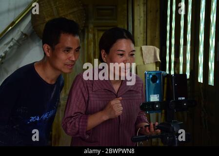 (200603) -- RUIAN, 3. Juni 2020 (Xinhua) -- Peng Xiaoying (R) und Fan Deduo veranstalten eine Livestream-Show zu Hause im Xia'AO Dorf der Gemeinde Mayu, Ruian, Ostchinesische Provinz Zhejiang, 1. Juni 2020. Wenn sie mit der Arbeit auf dem Bauernhof fertig sind, haben Fan Deduo und seine Frau Peng Xiaoying ein großes Hobby - Tänze choreographieren und ausprobieren. Vor achtzehn Jahren wurde Fan bei einem Verkehrsunfall verletzt und das Trauma führte ihn zu einer Depression. 2016 hatte er sich entschieden, mit Depressionen fertig zu werden, indem er das Tanzen mit Peng lernte. Das Paar läuft jetzt einen Abend Livestream-Kanal auf Video-Sharing pla Stockfoto