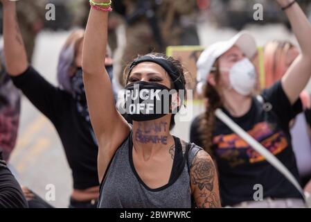 HOLLYWOOD, CA / USA - 2. JUNI 2020: Teilnehmer des marsches in Hollywood, um Gerechtigkeit für die Polizeimorde von George Floyd in Minneapolis zu bringen. Stockfoto