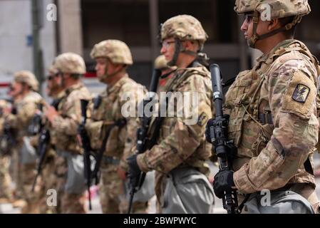 HOLLYWOOD, CA / USA - 2. JUNI 2020: Truppen der Nationalgarde stehen auf der Straße während des marsches gegen Polizeigewalt über den Tod von George Floyd. Stockfoto