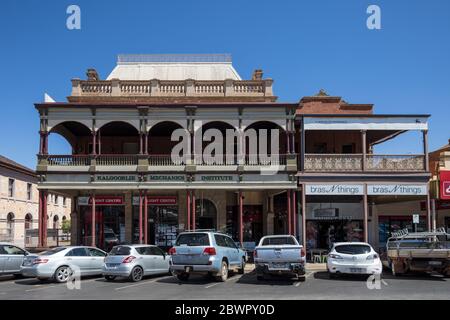 Kalgoorlie Western Australia 14. November 2019 : Historische Architektur, die derzeit als Verkaufsfläche in Kalgoorlie, Western Australia, genutzt wird Stockfoto