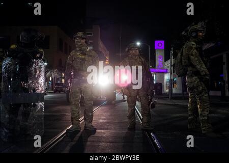 El Paso, Texas, USA. Juni 2020. Die Mitarbeiter der US-Zollbehörden und Grenzschutzbehörden stehen in Formation und blockieren den Straßenzugang zu Protestierenden, die sich während eines Protestes versammeln, der Gerechtigkeit für George Floyd in der Innenstadt von El Paso, Texas fordert. Quelle: Joel Angel Juarez/ZUMA Wire/Alamy Live News Stockfoto