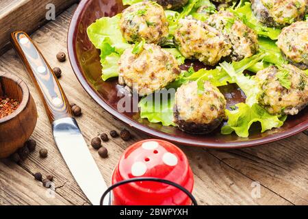 Traditionelle italienische Pilzköpfe gefüllt mit Hackfleisch Stockfoto