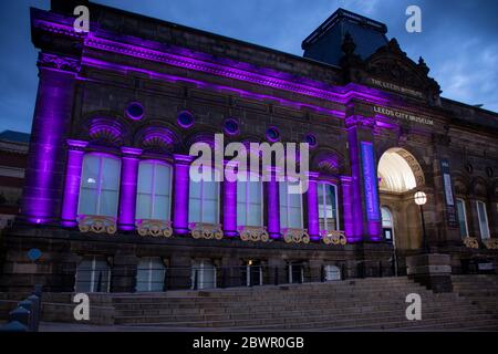 Leeds UK, 2. Juni 2020: Nachtfoto des Leeds City Museum in lila Licht in Erinnerung an George Floyd im Leeds City Center in Mill Stockfoto