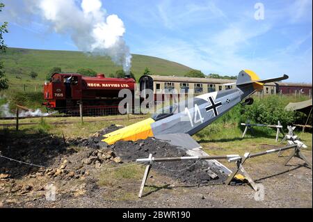 71515 vergeht die Mock - up eines abgestürzte Messerschmidt an Furnace Sidings während eines '1940er-Wochenendes'. Stockfoto