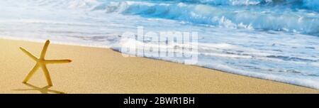 Abstrakter Sommerurlaub Hintergrund von verschwommenen Strand und Wellen des Meeres Stockfoto