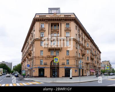 Stalinistische Architektur in Moskau. Wohngebäude 'Stalin' der sowjetischen Zeit auf der Straße im Zentrum von Moskau. Stockfoto