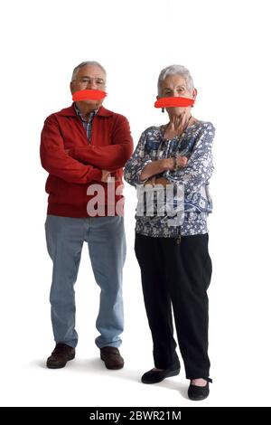Senior Paar mit Mund bedeckt auf Weiß Stockfoto