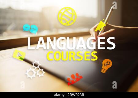 Sprachkurse, Online-Lernen, Englischunterricht, E-Learning-Konzept auf virtuellem Bildschirm Stockfoto