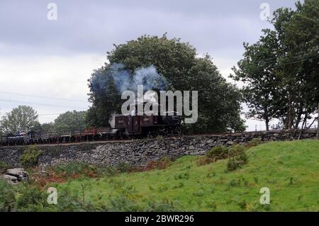 'Merddin Emrys' fährt den Schieferzug entlang der Gwyndy Bank. Stockfoto