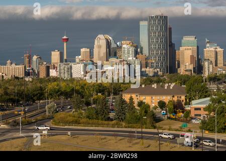 Goldenes Leuchten eines Morgensonnenaufgangs über der City Skyline, Calgary, Alberta, Kanada, Nordamerika Stockfoto