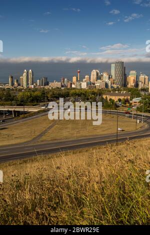 Goldenes Leuchten eines Morgensonnenaufgangs über der City Skyline, Calgary, Alberta, Kanada, Nordamerika Stockfoto