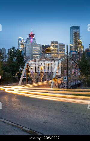 Auto trail Lichter durch Macdonal Avenue Bridge und die Skyline der Innenstadt bei Dämmerung, Calgary, Alberta, Kanada, Nordamerika Stockfoto